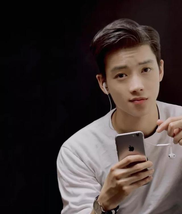 学霸转行做男模,高颜值好身材引摄影师都点赞