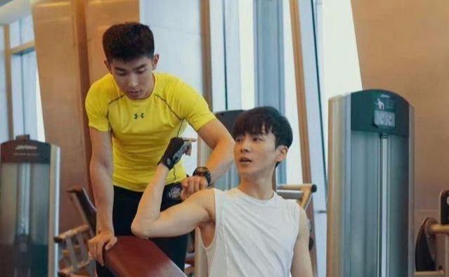 主持人沈凌的健身私教,八块腹肌,算好吗?