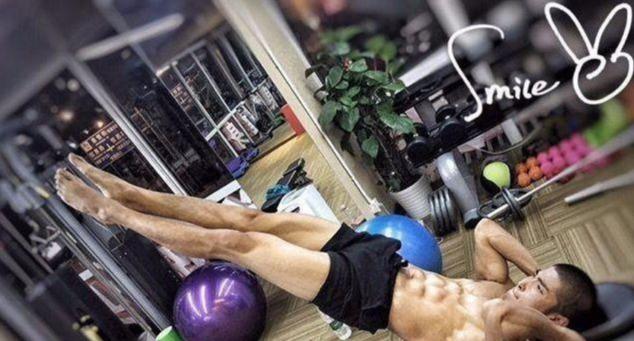 主持人沈凌的健身私教,八块腹肌,算好吗?