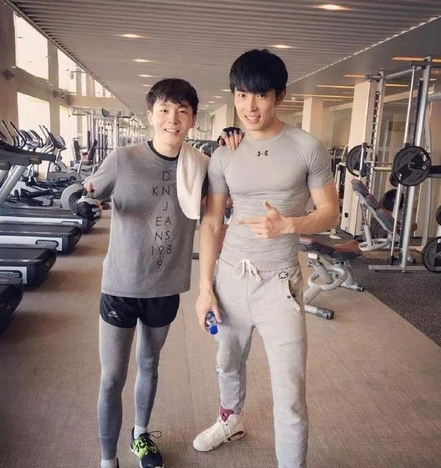 主持人沈凌的健身私教,八块腹肌,算好吗?