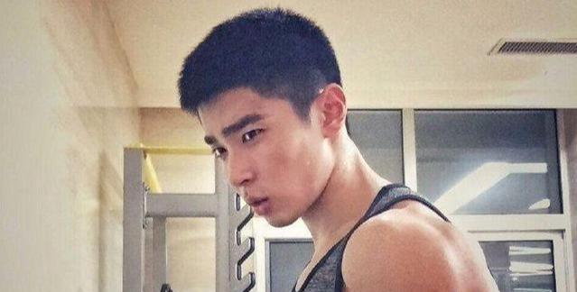 主持人沈凌的健身私教,八块腹肌,算好吗?