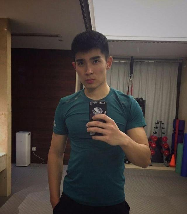 主持人沈凌的健身私教,八块腹肌,算好吗?