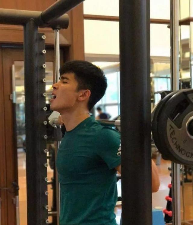 主持人沈凌的健身私教,八块腹肌,算好吗?