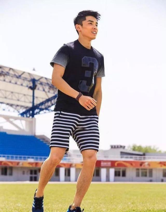 主持人沈凌的健身私教,八块腹肌,算好吗?