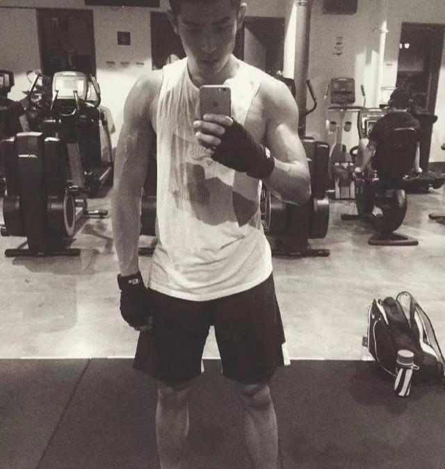 主持人沈凌的健身私教,八块腹肌,算好吗?