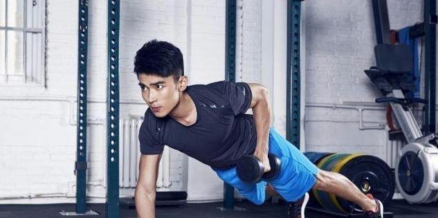 主持人沈凌的健身私教,八块腹肌,算好吗?