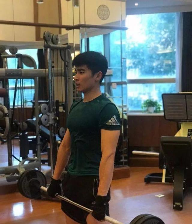 主持人沈凌的健身私教,八块腹肌,算好吗?