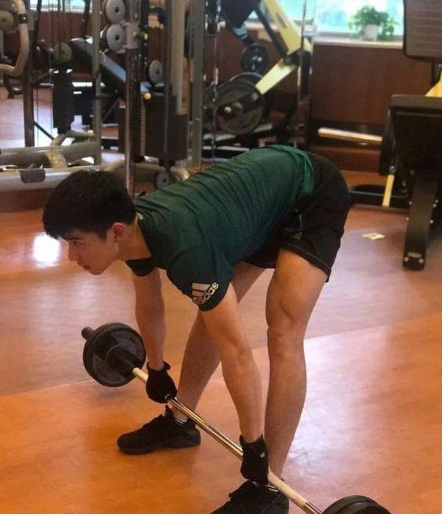 主持人沈凌的健身私教,八块腹肌,算好吗?