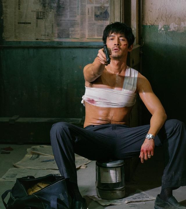 别只盯着胡歌的身材,这名硬汉的身材才是宝藏