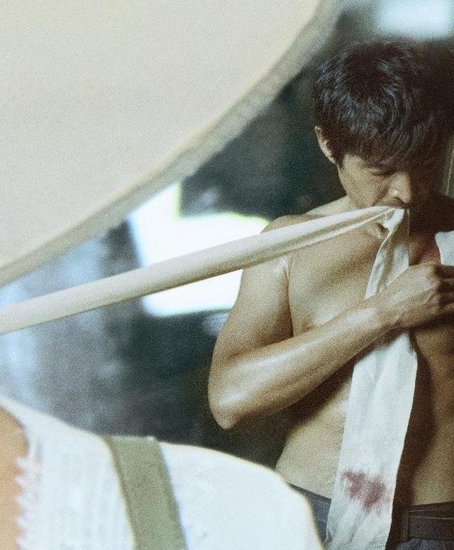 别只盯着胡歌的身材,这名硬汉的身材才是宝藏