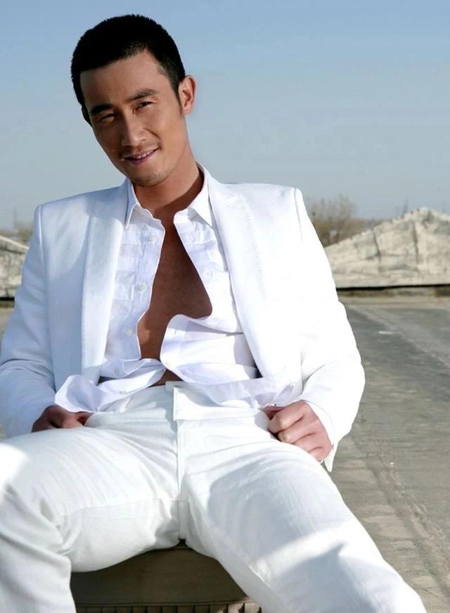 别只盯着胡歌的身材,这名硬汉的身材才是宝藏