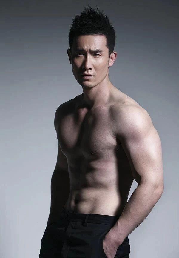 别只盯着胡歌的身材,这名硬汉的身材才是宝藏