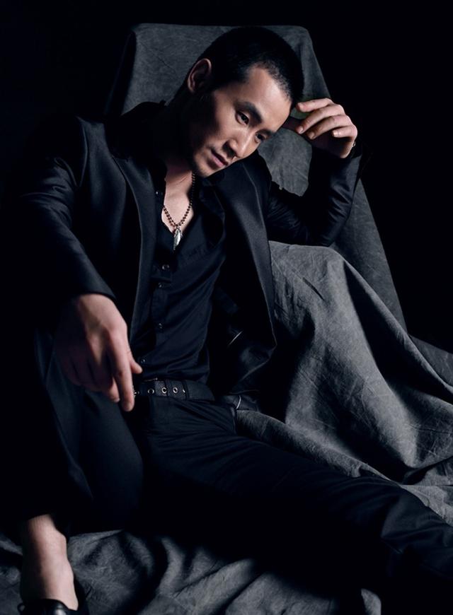 别只盯着胡歌的身材,这名硬汉的身材才是宝藏