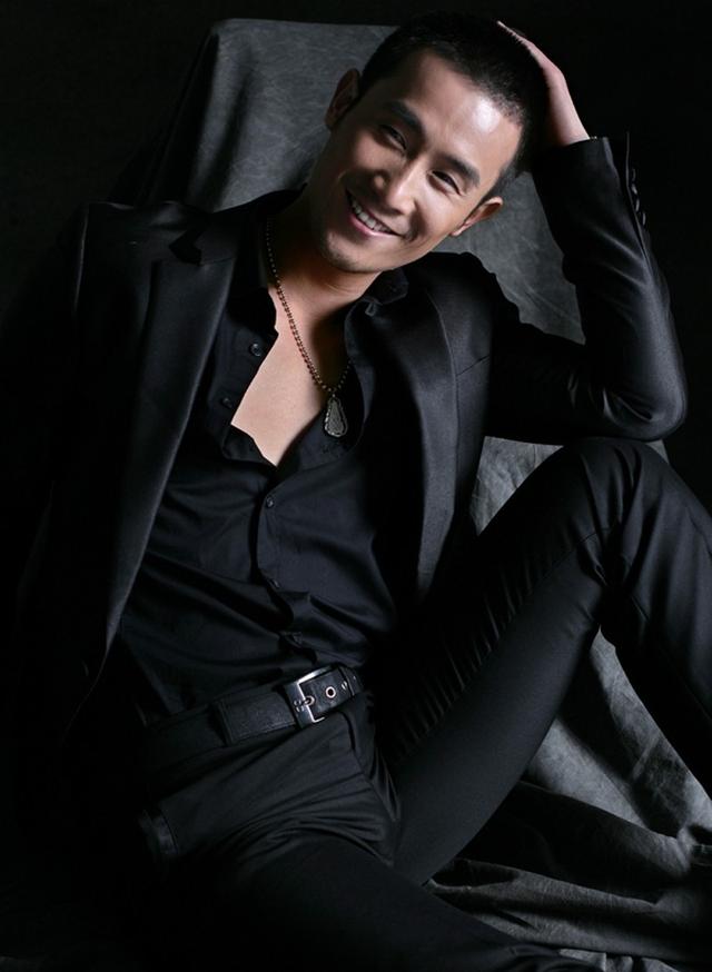 别只盯着胡歌的身材,这名硬汉的身材才是宝藏