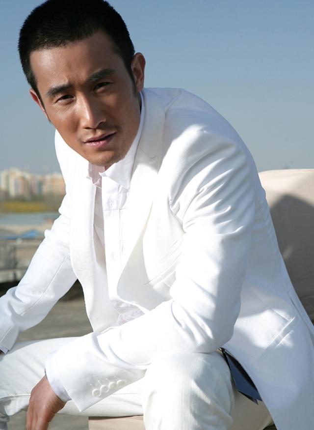 别只盯着胡歌的身材,这名硬汉的身材才是宝藏