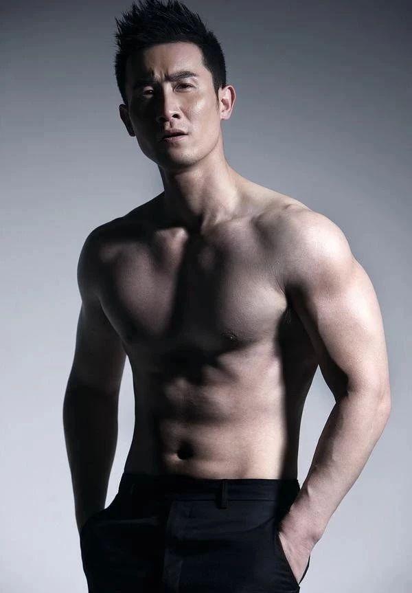 别只盯着胡歌的身材,这名硬汉的身材才是宝藏