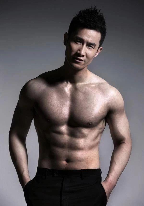 别只盯着胡歌的身材,这名硬汉的身材才是宝藏