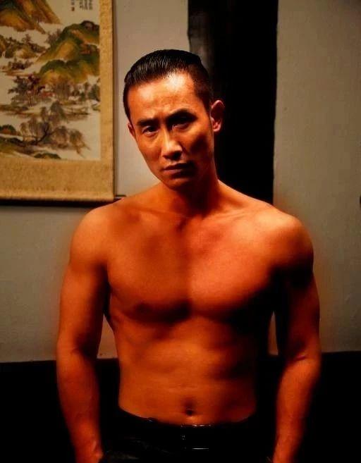 别只盯着胡歌的身材,这名硬汉的身材才是宝藏