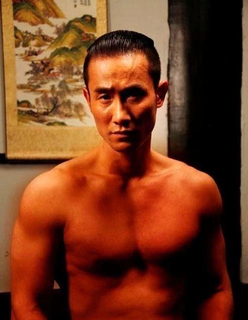 别只盯着胡歌的身材,这名硬汉的身材才是宝藏