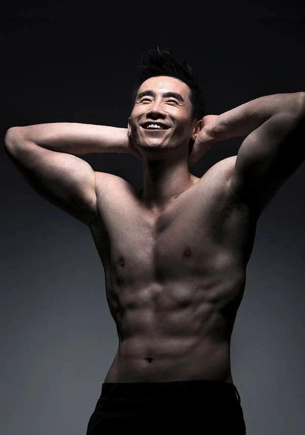 别只盯着胡歌的身材,这名硬汉的身材才是宝藏