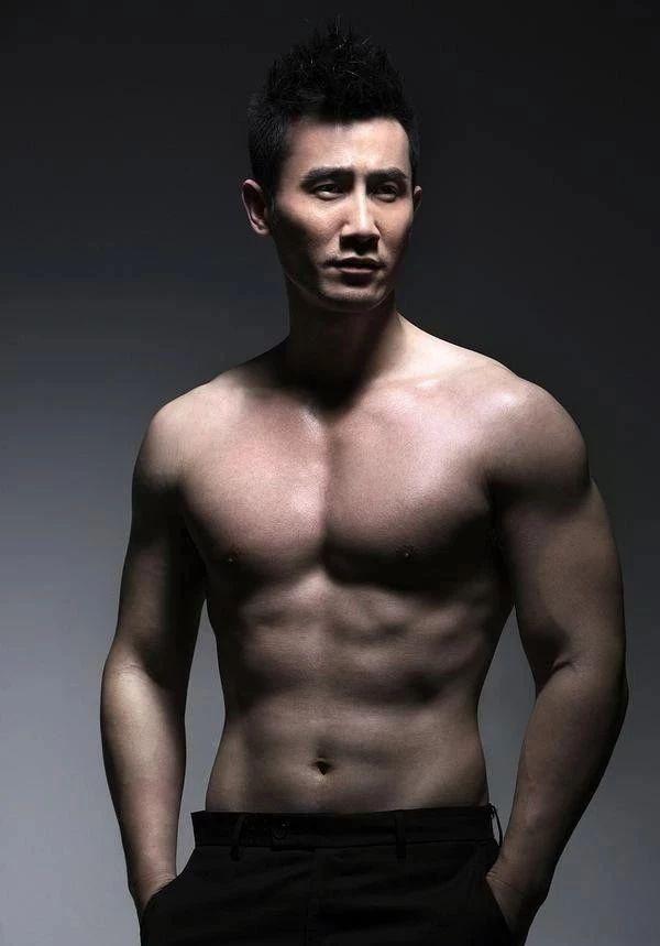 别只盯着胡歌的身材,这名硬汉的身材才是宝藏