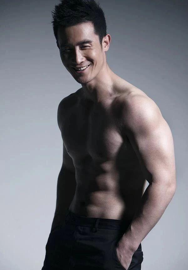 别只盯着胡歌的身材,这名硬汉的身材才是宝藏