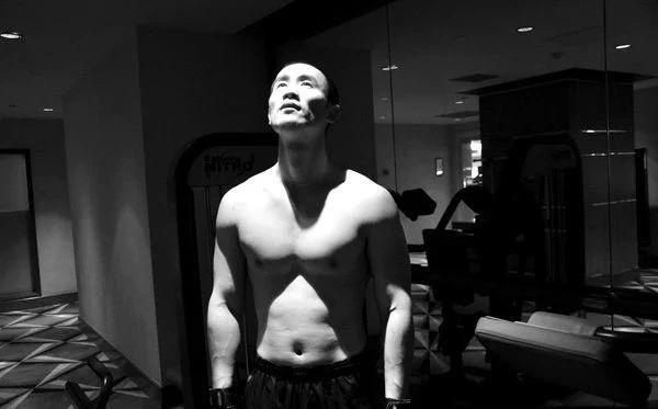 别只盯着胡歌的身材,这名硬汉的身材才是宝藏