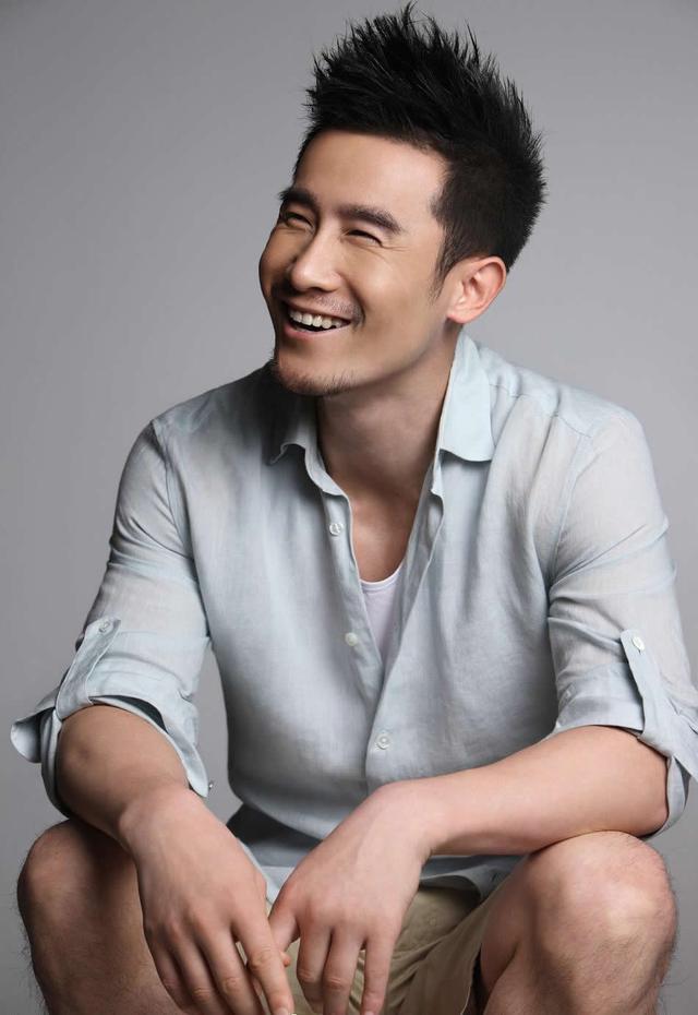 别只盯着胡歌的身材,这名硬汉的身材才是宝藏