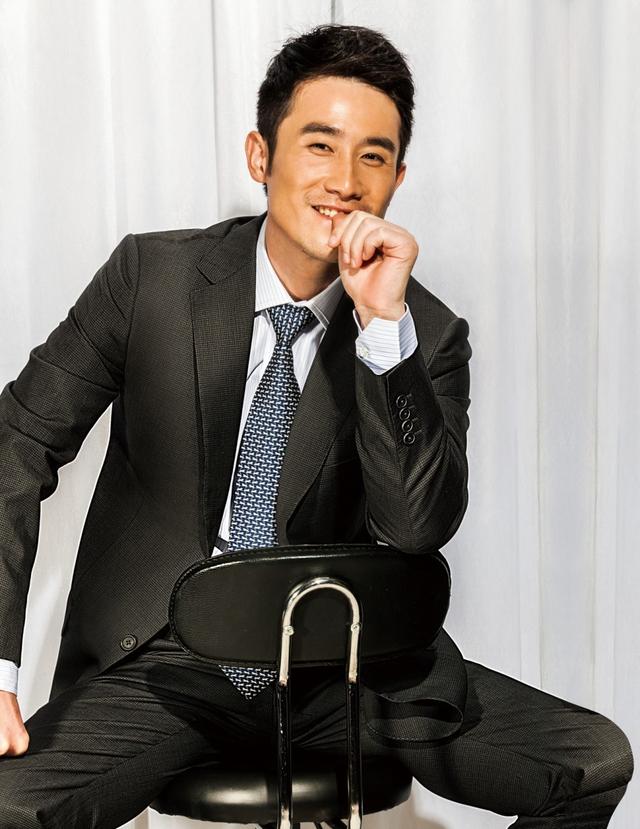 别只盯着胡歌的身材,这名硬汉的身材才是宝藏