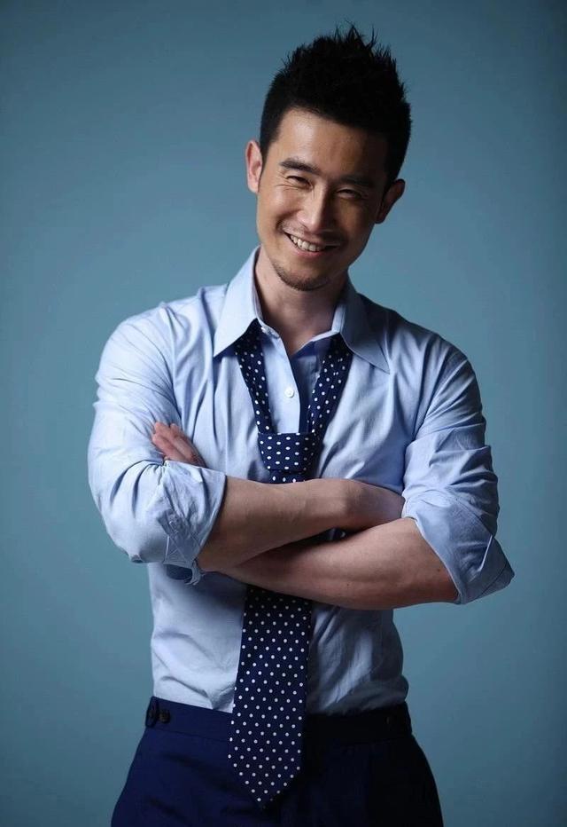 别只盯着胡歌的身材,这名硬汉的身材才是宝藏