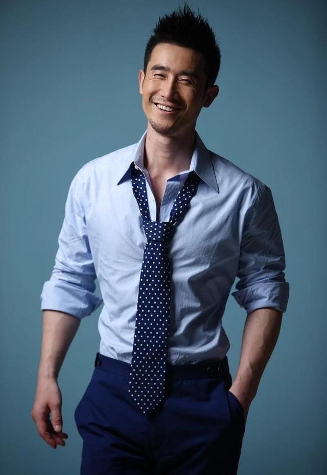 别只盯着胡歌的身材,这名硬汉的身材才是宝藏