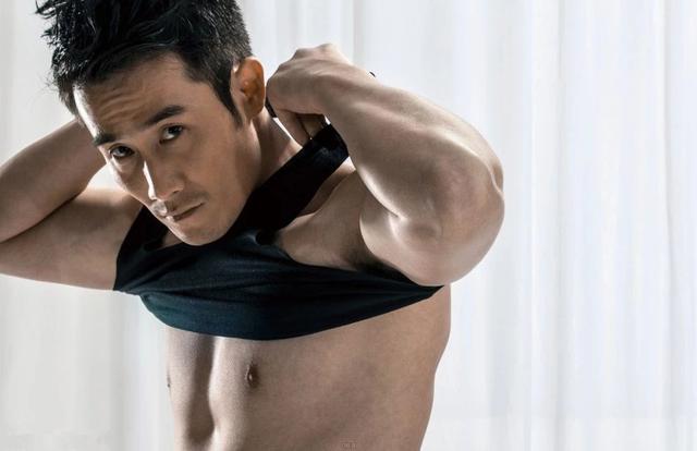 别只盯着胡歌的身材,这名硬汉的身材才是宝藏