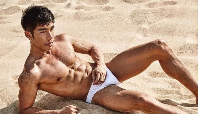 他因出演肌肉爸爸而走红,成熟男人味魅力无法挡