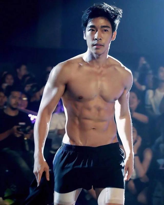 他因出演肌肉爸爸而走红,成熟男人味魅力无法挡