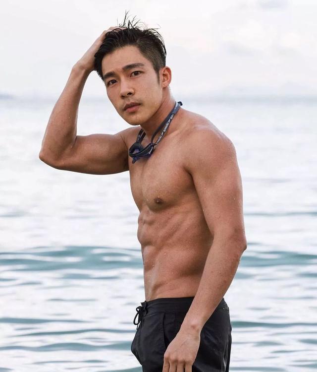 他因出演肌肉爸爸而走红,成熟男人味魅力无法挡