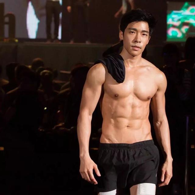 他因出演肌肉爸爸而走红,成熟男人味魅力无法挡