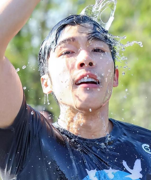 他因出演肌肉爸爸而走红,成熟男人味魅力无法挡