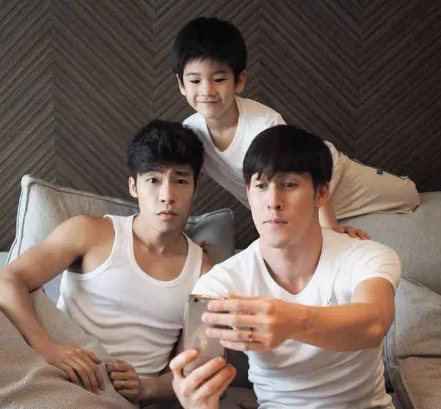 他因出演肌肉爸爸而走红,成熟男人味魅力无法挡