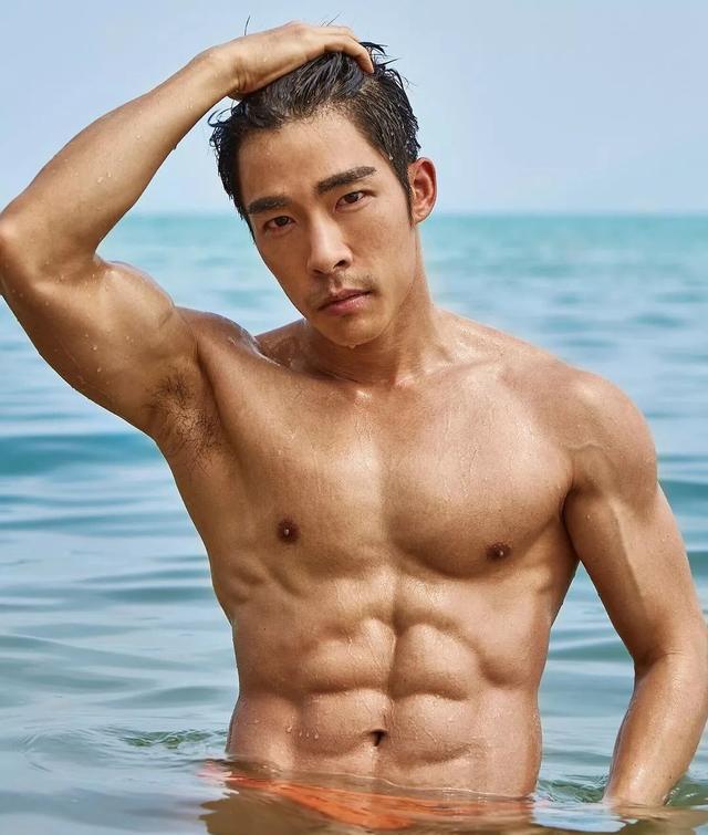 他因出演肌肉爸爸而走红,成熟男人味魅力无法挡