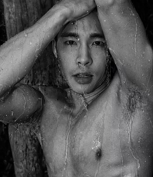 他因出演肌肉爸爸而走红,成熟男人味魅力无法挡