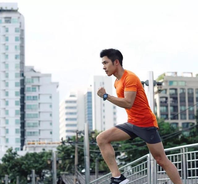 他因出演肌肉爸爸而走红,成熟男人味魅力无法挡