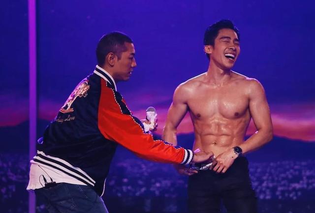 他因出演肌肉爸爸而走红,成熟男人味魅力无法挡