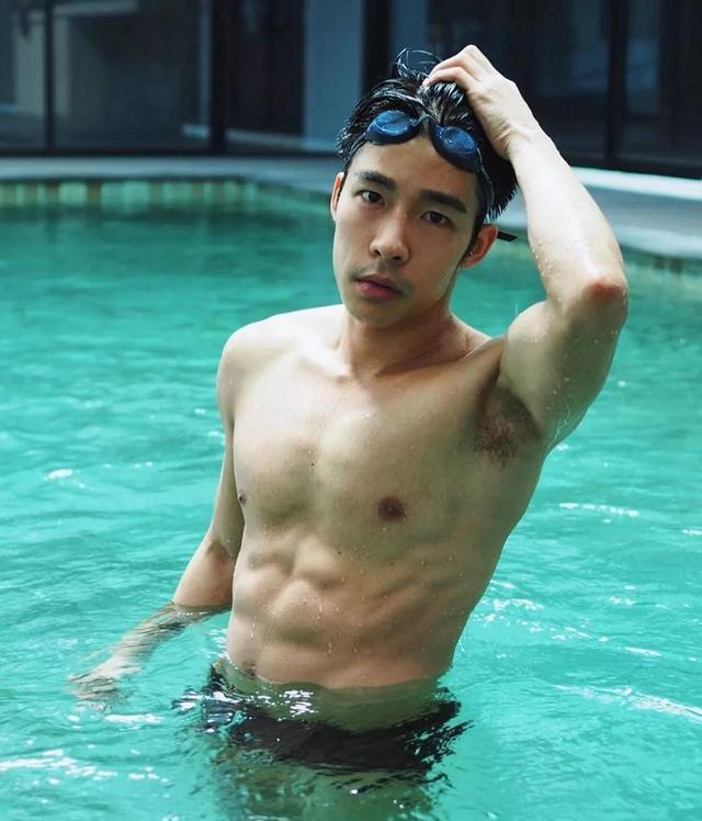 他因出演肌肉爸爸而走红,成熟男人味魅力无法挡