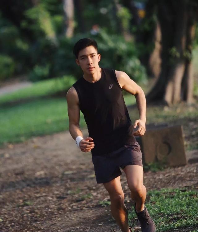 他因出演肌肉爸爸而走红,成熟男人味魅力无法挡