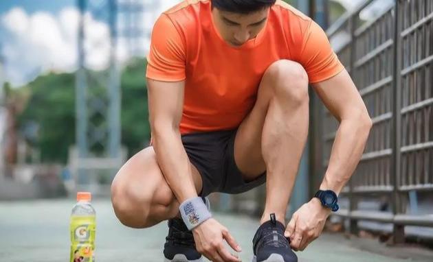 他因出演肌肉爸爸而走红,成熟男人味魅力无法挡