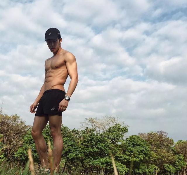 他因出演肌肉爸爸而走红,成熟男人味魅力无法挡