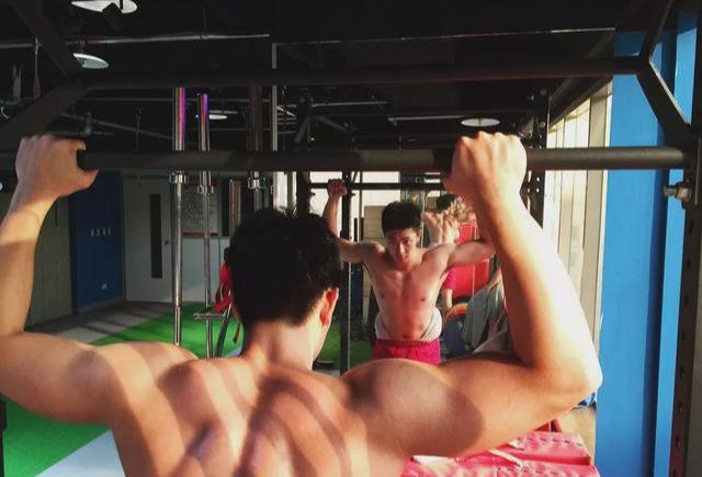 泳池偶遇的175cm的肌肉男,竟然是一名正宗的体育生