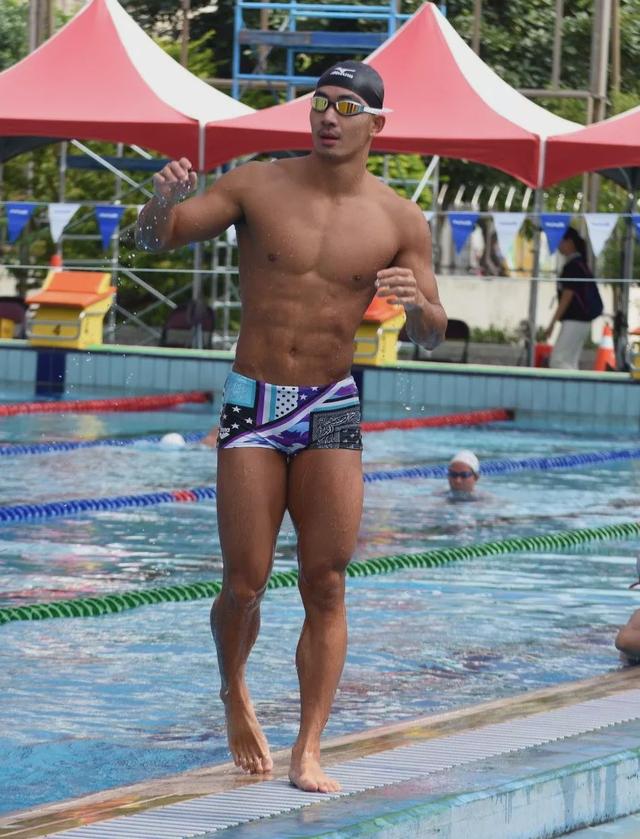 泳池偶遇的175cm的肌肉男,竟然是一名正宗的体育生