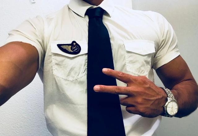 飞行员衣服下藏着这样的身材,荷尔蒙旺盛的男人