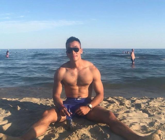 飞行员衣服下藏着这样的身材,荷尔蒙旺盛的男人